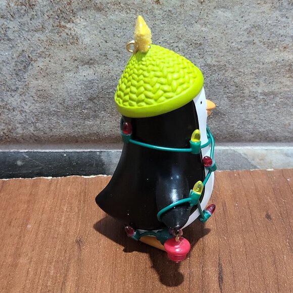 Hallmark Christmas Ornament Tip South Pole Pals 2007 Penguin In Lights - Picture 11 of 12